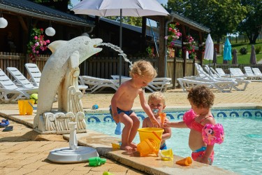 Montmarsis F1 village Dordogne Frankrijk vakantiepark zwembad kinderen animatie spelen Lot water.jpg