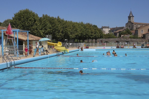 Zwembad 5 Sanxay vakantiegangers van Les Forges zoeken verkoeling.jpg