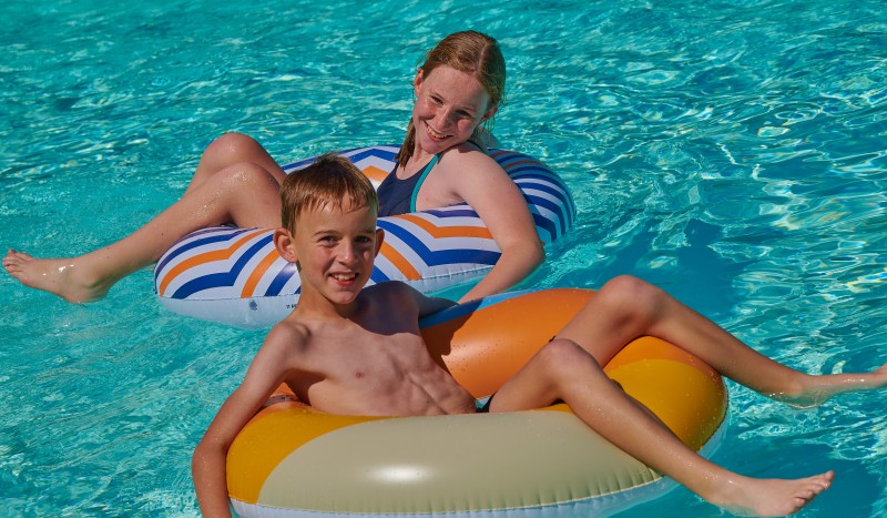 Forges zwembad 3 Frankrijk vakantiepark comfort luxe villa animatie aveneau vieille vigne gezin.jpg