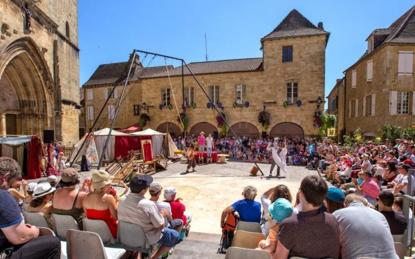 Gourdon 9 vakantie Dordogne Frankrijk Montmarsis vakantiepark zwembad restaurant animatie.jpg