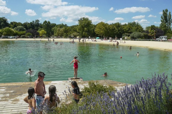 Recreatiemeer 11 Charente kinderen spelen in het water tijdens vakantie Zuid-Frankrijk.jpg