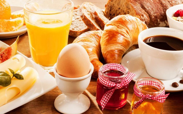 Frankrijk ontbijt vakantie restaurant luxe villa genieten koffie jus d orange.jpg