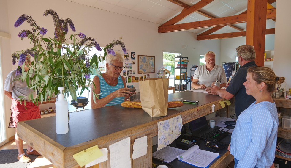 Aveneau 3 receptie vakantiepark Frankrijk Forges Poitou Charentes Nederlands.jpg