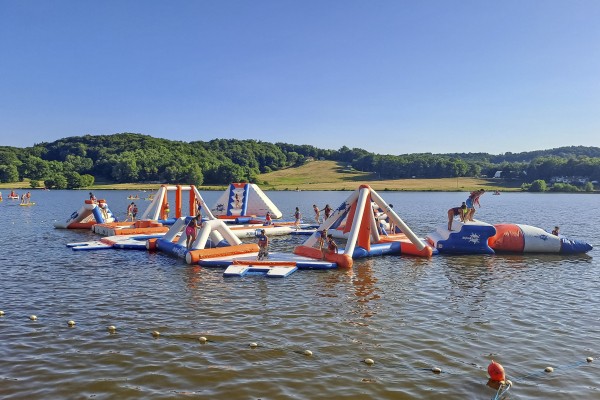 Lac du Tolerme 22 recreatiemeer in de Lot met klimbaan op het water.jpg
