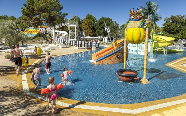Aqualand 6 Arcachon aquaparc Frankrijk Chateau de Salles vakantiepark luxe villa zwembad aquitaine.j