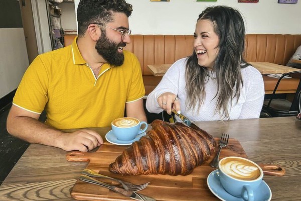 Croissant 27 man en vrouw met grote croissant in restaurant.jpg