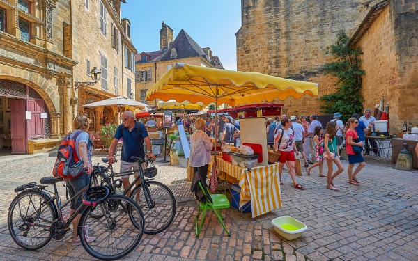 Dordogne 2SS markt Frankrijk vakantiepark Lot vakantiehuis luxe zwembad.jpg