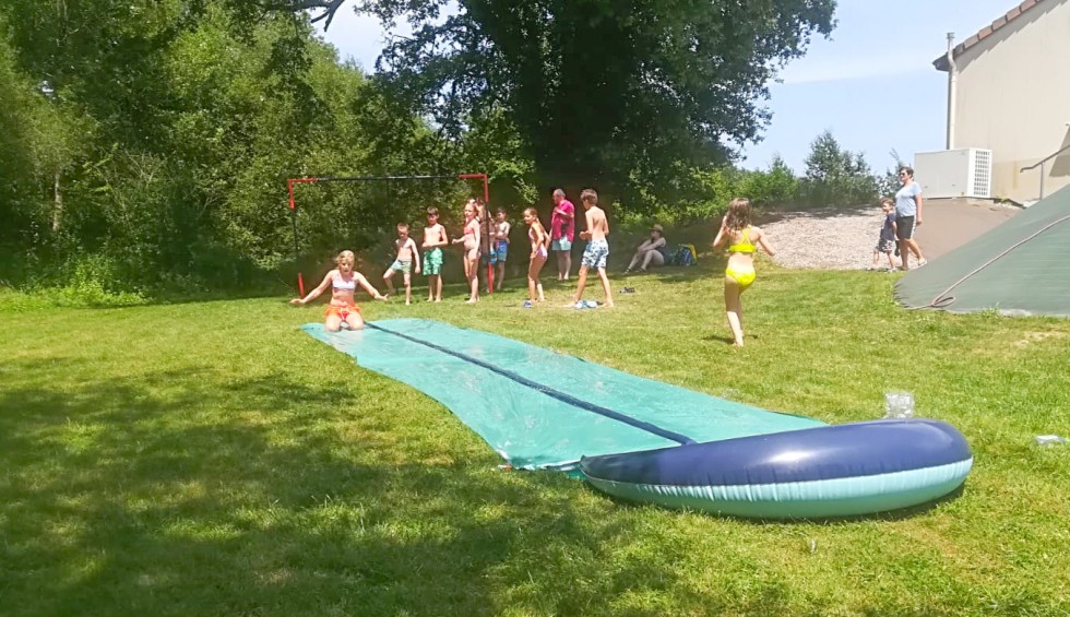 Animatie 2 Aveneau Les Forges Frankrijk Poitou Charente vakantiepark luxe villa zwembad.jpg