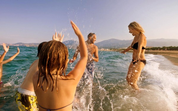 Middellandse zee A8 mediterranee Frankrijk vakantiehuis jongeren kinderen zwemmen strand zee.jpg