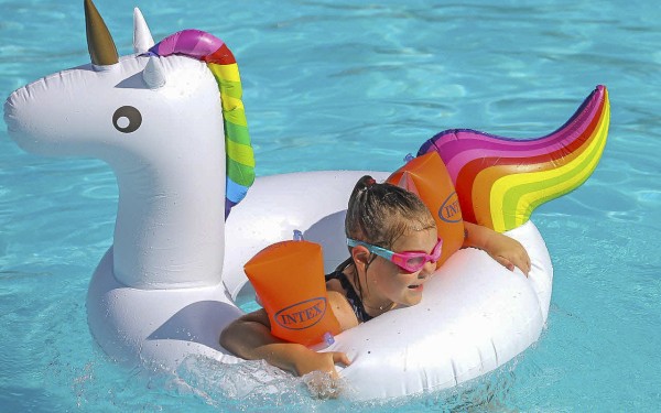 Zwembad 4 Sanxay kind in grote unicorn tijdens vakantie Frankrijk.jpg