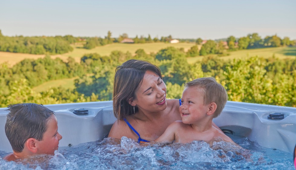 Libelle bubbelbad 8a Village des Cigales Mauroux Frankrijk Dordogne vakantiepark zwembad jacuzzi.jpg