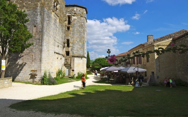 Larressingle 1 burcht als Carcassonne bij golfresort luxe villa's vakantiepark zwembad.jpg