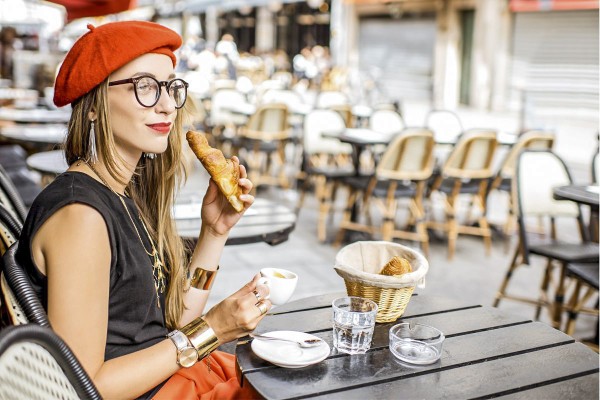 Croissant 6 vrouw op terras tijdens vakantie in FRankrijk met koffie en croissant.jpg