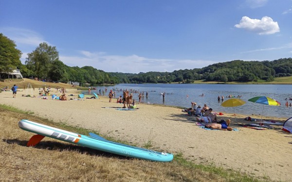 Lac du Tolerme 21 recreatiemeer met strand en spelende kinderen.jpg