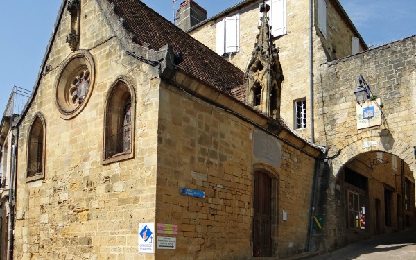 Gourdon 5 vakantie Dordogne Frankrijk Montmarsis vakantiepark zwembad restaurant animatie.jpg