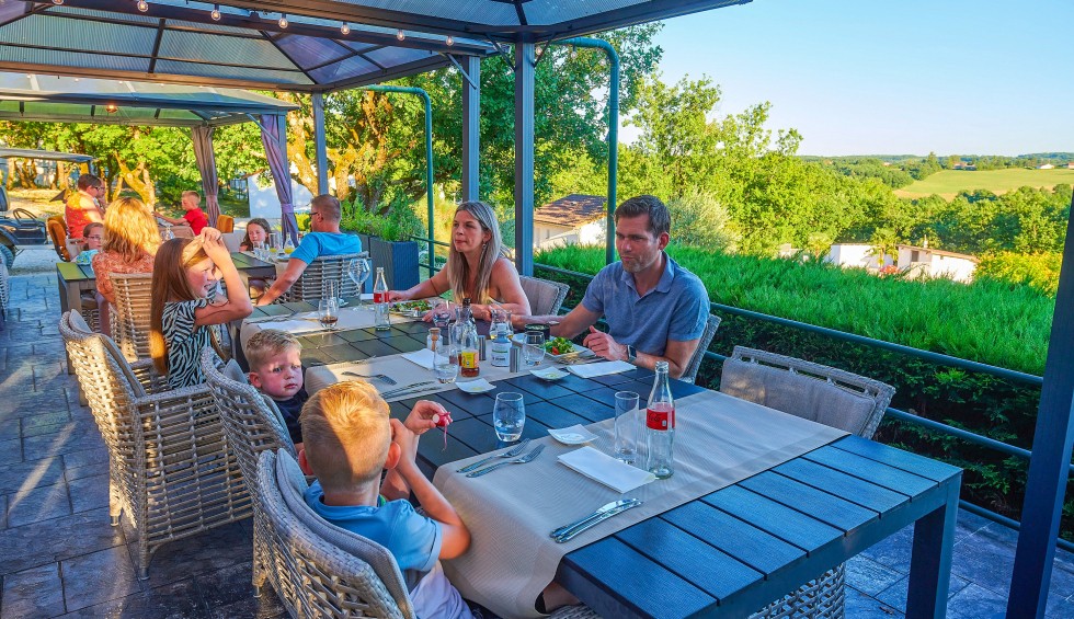 Restaurant 3S Village des Cigales Mauroux Dordogne Frankrijk vakantiehuis restaurant uitzicht vallei