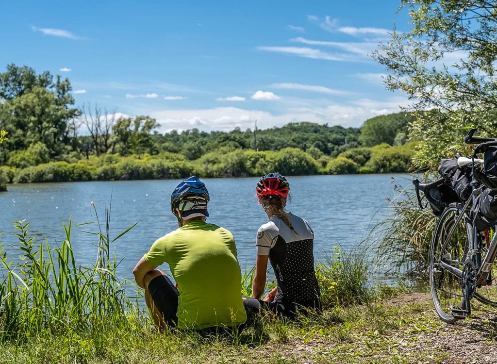 Fietsen Poitou-Charentes 4 pauze aan het water vakantie Les Forges Frankrijk.jpg
