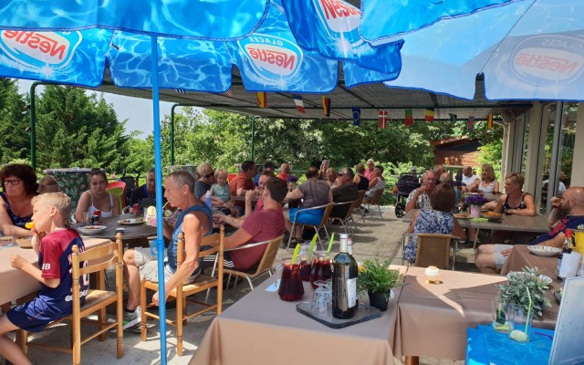 VDC 1 Village des Cigales Frankrijk vakantiepark restaurant borrel animatie kidsclub zwembad.jpg