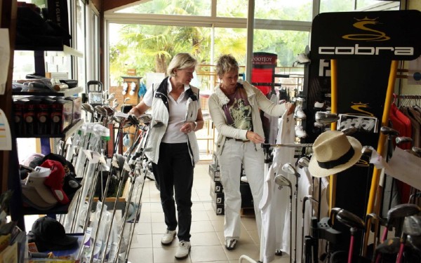 Golf 6 course Frankrijk vakantiepark luxe villa golfresort zwembad tee par club.jpg