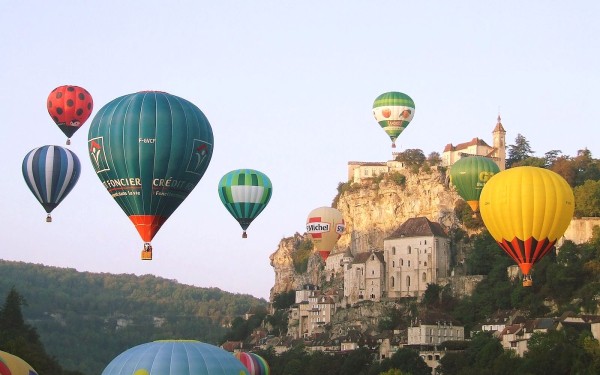 Montgolfiades 8 Frankrijk vakantiepark zwembad villa luxe kinderen uitzicht restaurant dorpjes  fran
