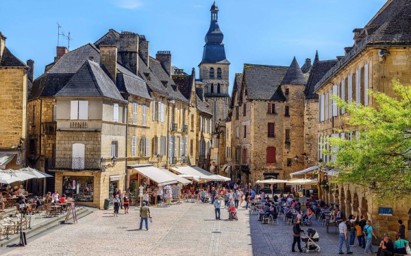 Sarlat 1 Dordogne Frankrijk vakantie luxe villa toeristisch animatie.jpg