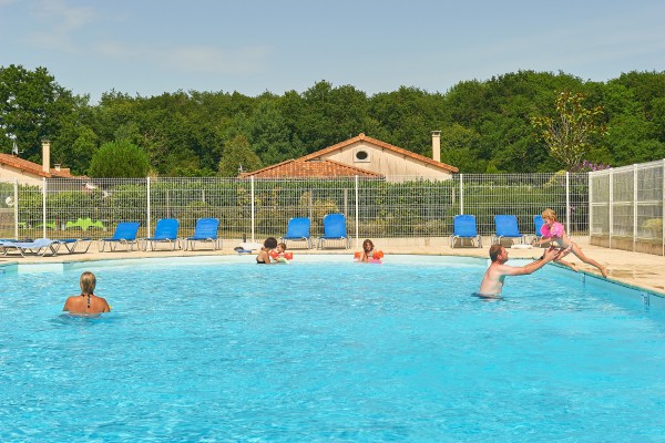 Zwembad 1 Domaine les Forges Frankrijk vakantiepark poitou charentes luxe villa.jpg