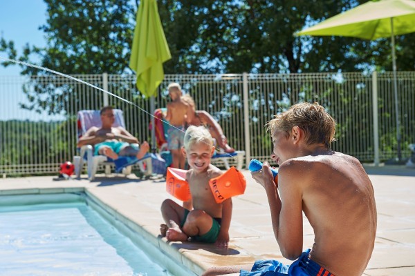 F1 Village des Cigales Mauroux Frankrijk Dordogne Lot vakantiepark kinderen zwembad animatie kidsclu