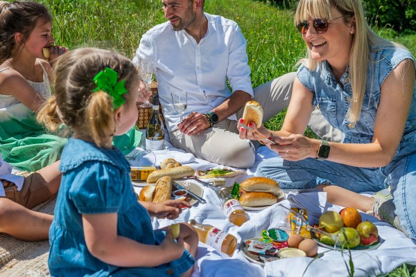 Wandelen Poitou-Charentes 3 gezin kinderen tijdens vakantie in Frankrijk in Les Forges.jpg