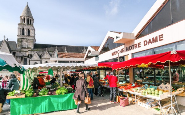 Poitiers 26 marche markt notre dame Frankrijk Poitou Vienne vakantie villa Forges.jpg