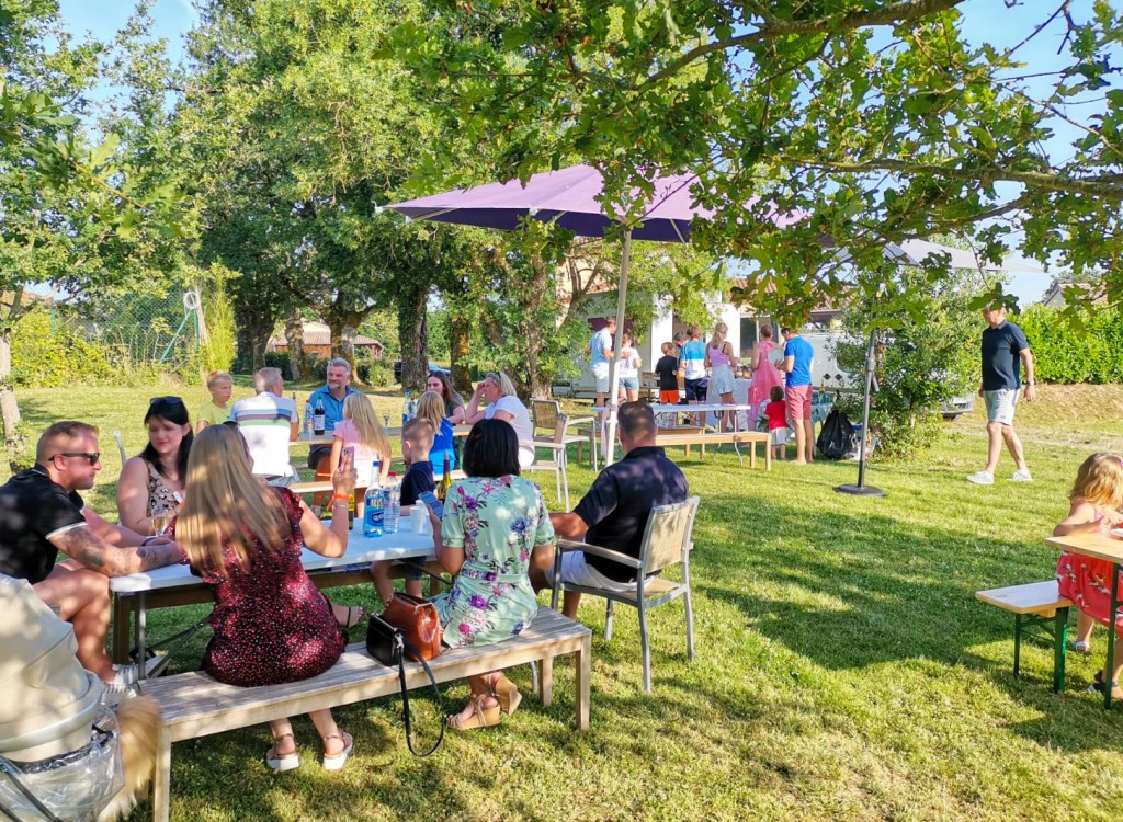 BBQ 1 Les Forges Frankrijk vakantiepark Poitou Charente luxe villa diner.jpg