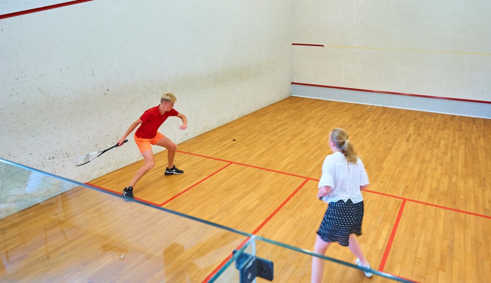 Sportief 2 Frankrijk vakantiepark luxe villa animatie zwembad kinderen squash.jpg