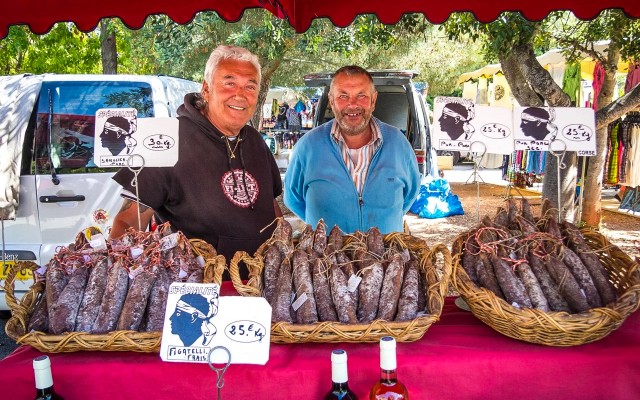 Languedoc markt 2 verkoper worst marktkramen tijdens vakantie in Frankrijk.jpg