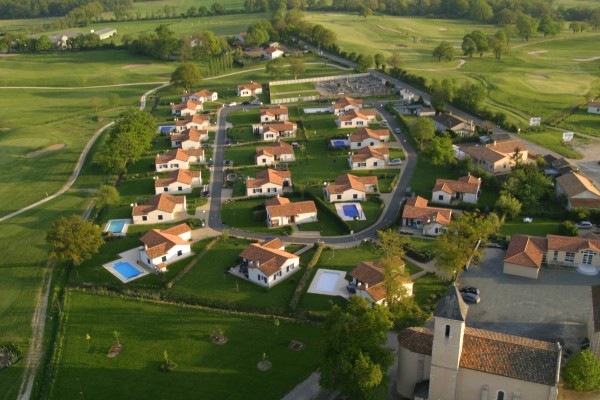BE vakantiepark 2 Bourg Est Frankrijk Les Forges Golf des Forges blue green luxe villa.jpg