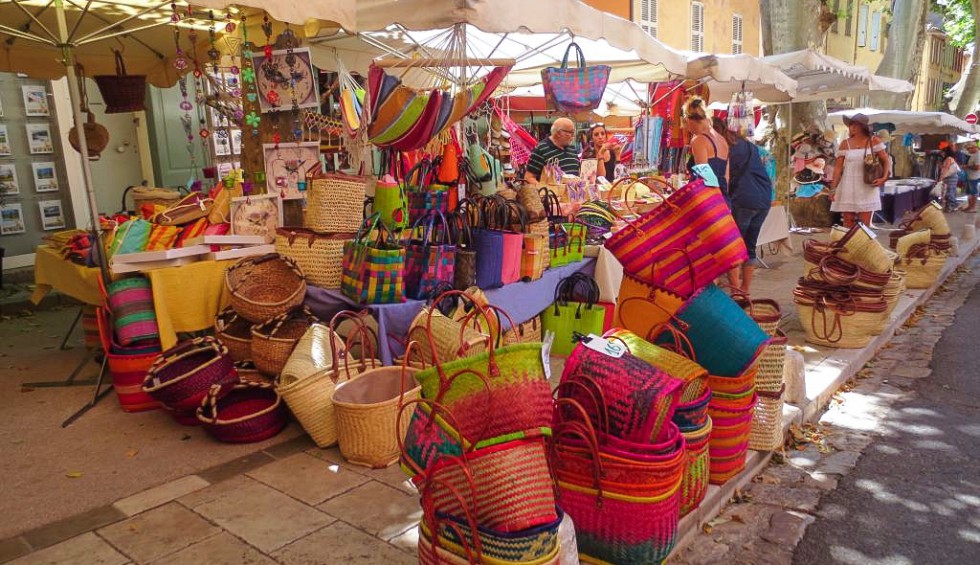 Provence Salernes 3 Cotignac markt vakantie Frankrijk luxe villa zwembad toeristisch.jpg