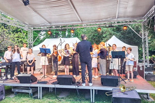 Fete Musique 5 Frankrijk 21 juni vakantiepark luxe villa animatie muziek concert zang.jpg