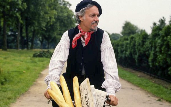 Baguette 19 baguette op fiets met krant tijdens vakantie in Frankrijk.jpg