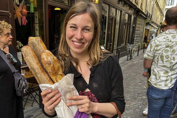 Baguette 10 vrouw heeft in boulangerie in Frans dorp verse baguette gekocht.jpg