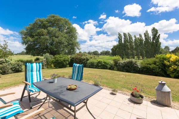BE vakantiepark 5 Bourg Est Frankrijk Les Forges Golf des Forges blue green uitzicht golfbaan terras