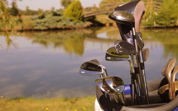 Golf 8 Oustal del Carlat golf wandelen bergen vakantiepark resort bij Toulouse par hole 18 27 luxe v