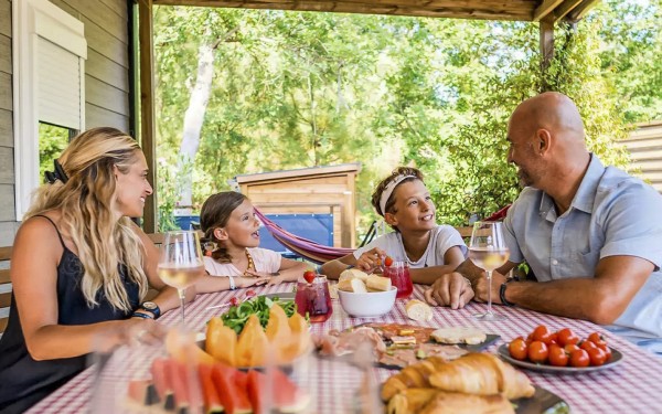 Croissant 26 Gezin heeft Frans ontbijt met croissants, baguette en koffie.jpg