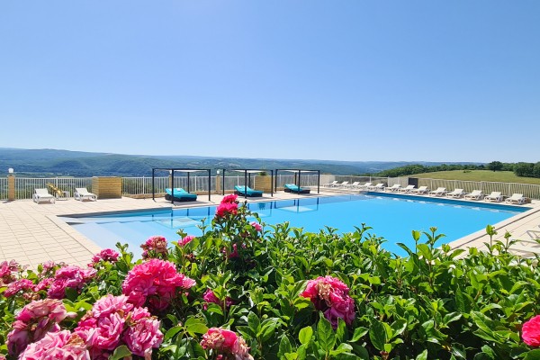 Lanzac zwembad 33 vakantiepark Frankrijk Dordogne luxe villa gezinnen restaurant animatie.jpg