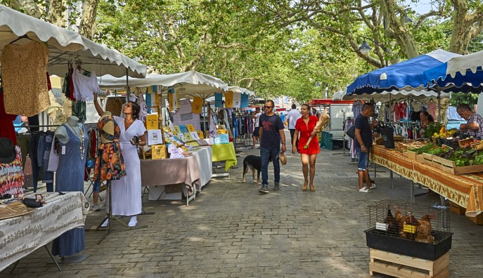 Markt Nans les Pins 8 Provence vakantie Frankrijk lavendel olijf kaas avond.jpg