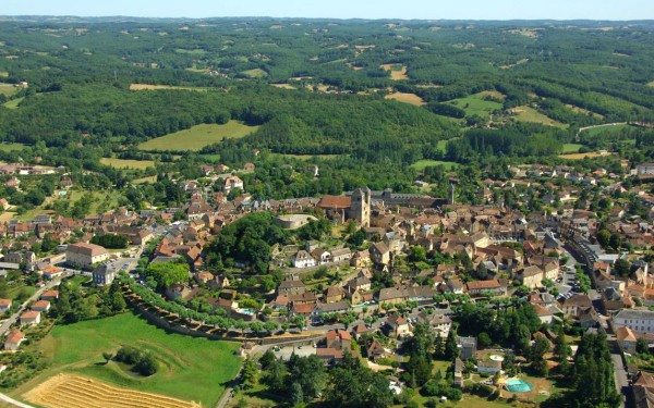 Gourdon 1 vakantie Dordogne Frankrijk Montmarsis vakantiepark zwembad restaurant animatie.jpg