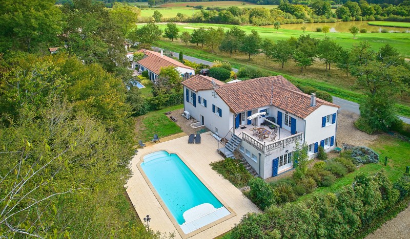 Vigeliere 7 25 Frankrijk les Forges golf Frankrijk vakantiehuis luxe villa huren zwembad prive.jpg