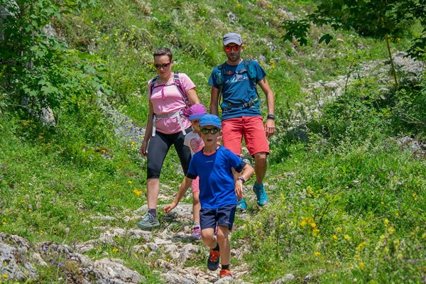 Wandelen Poitou-Charentes 1 gezin kinderen tijdens vakantie in Frankrijk in Les Forges.jpg