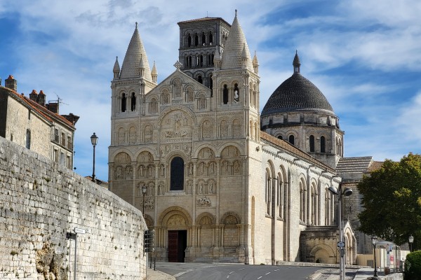 Cathédrale_Saint-Pierre_d'Angoulême.jpg