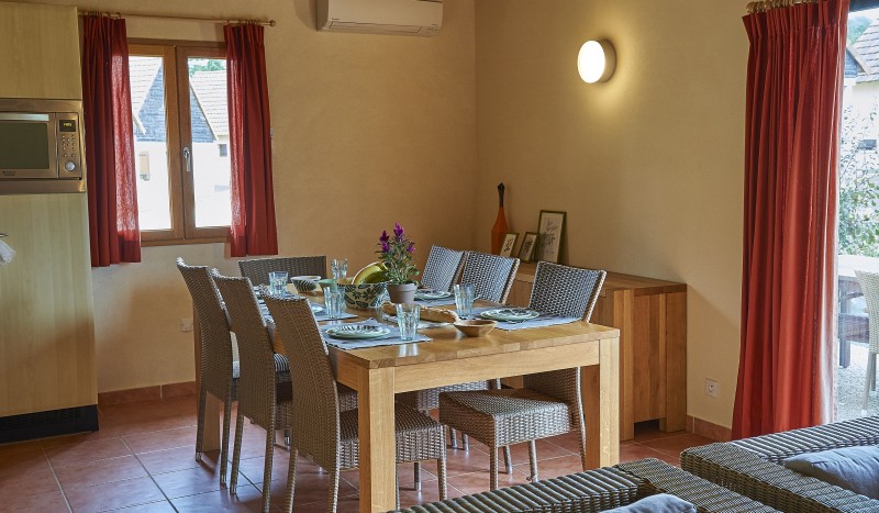 Le Lac Blue vakantiehuis 6 Frankrijk diner eettafel gezin senioren genieten Franse sfeer.jpg