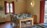 Le Lac Blue vakantiehuis 6 Frankrijk diner eettafel gezin senioren genieten Franse sfeer.jpg