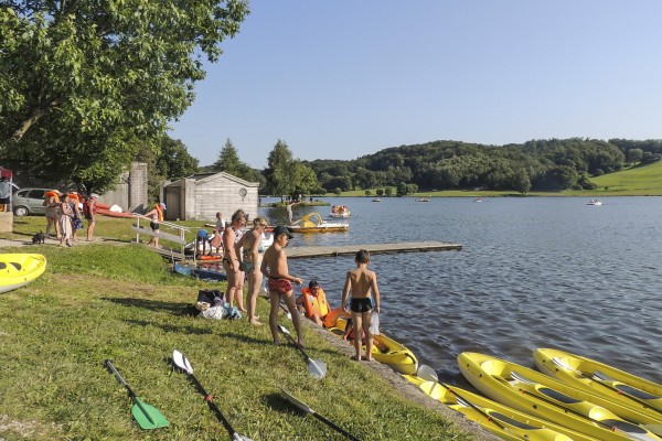 Lac du Tolerme 26 recreatiemeer in de Lot met kinderen die in kano gaan.jpg