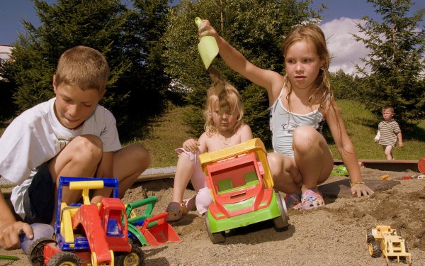 Lac de loisir 7 Frankrijk spelen in zand bij recreatiemeer les forges vakantiehuis.jpg